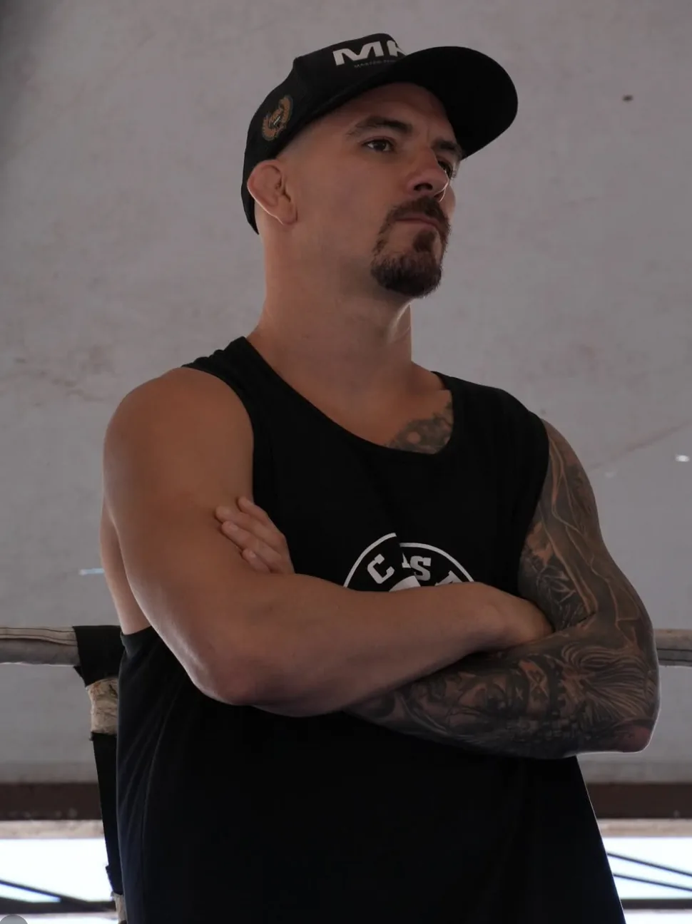 André Lopes, dono da Casa da Luta CT, ao lado do ringue