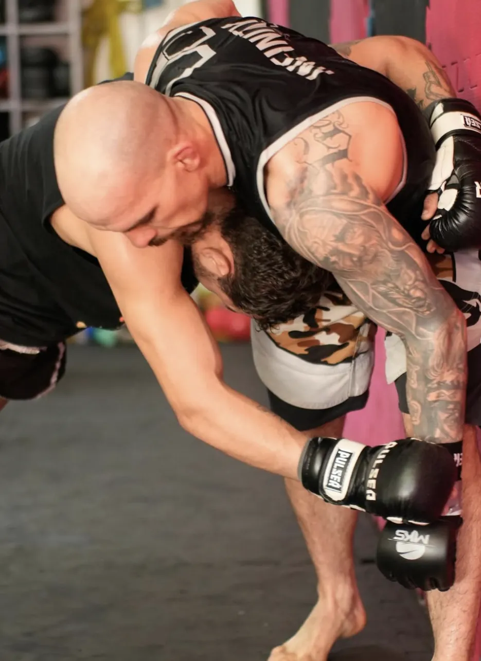 Dois lutadores no clinch durante treino de MMA