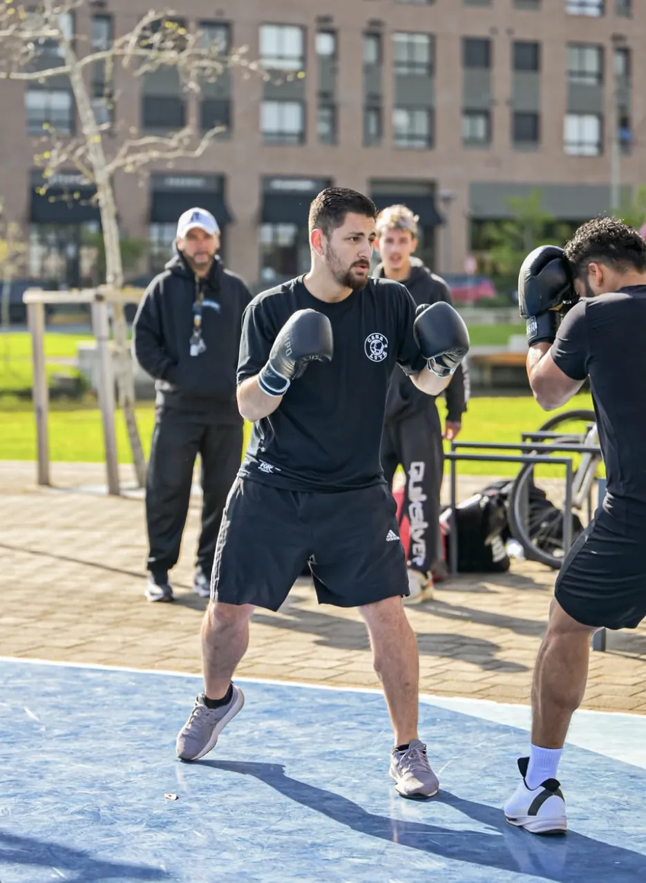 Treino de boxe em dupla ao ar livre