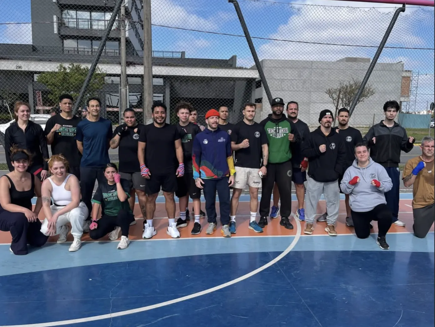 Turma de alunos na quadra depois do treino