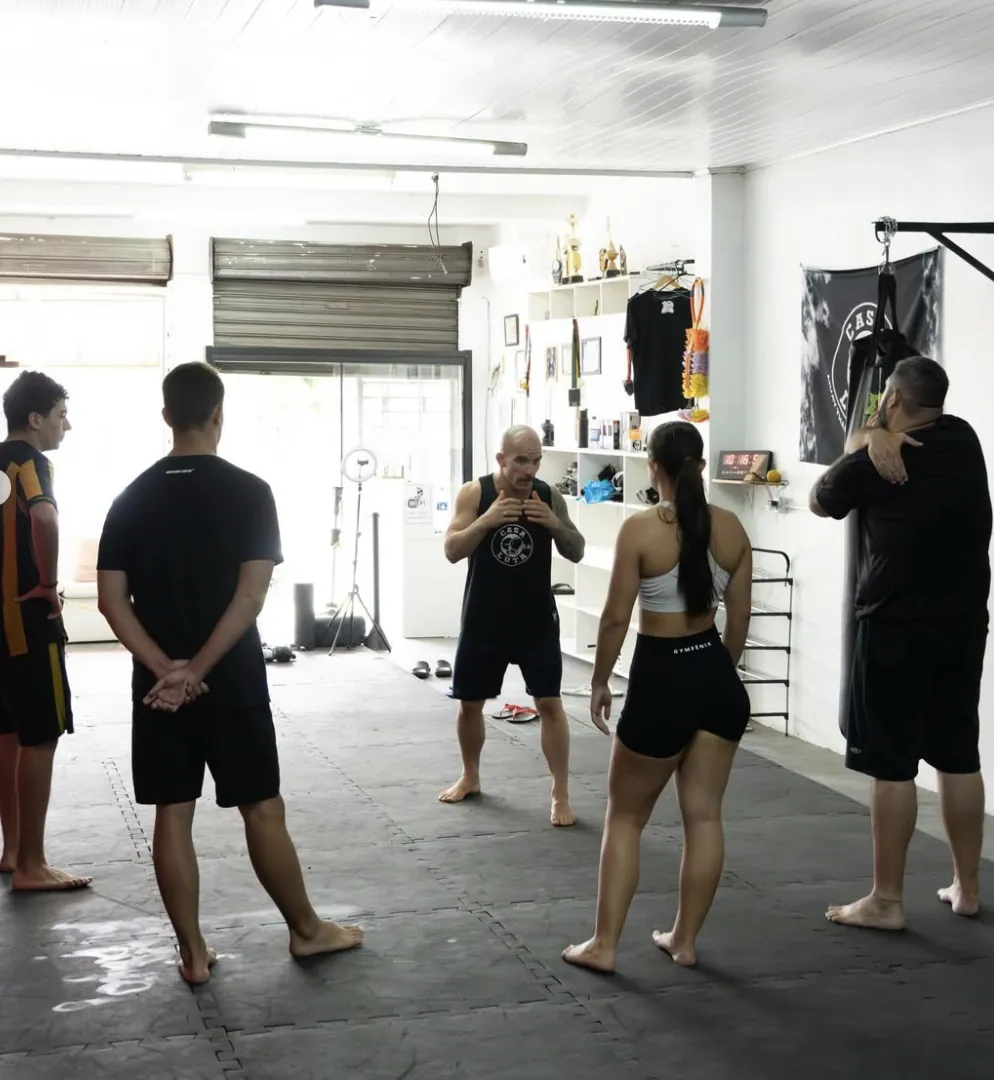 Professor orientando a turma no tatame do CT